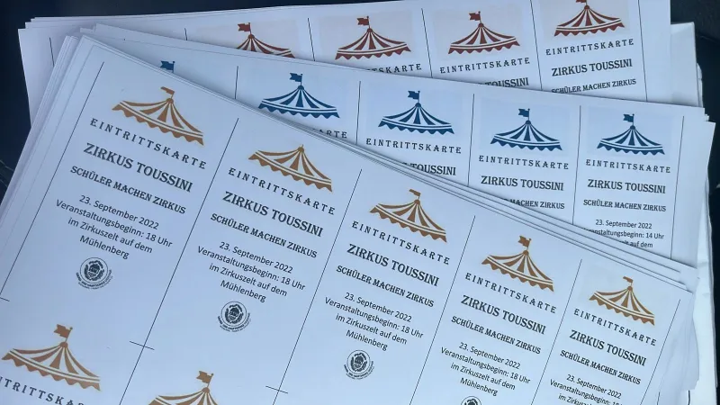 Gestapelte selbst gestaltete Eintrittskarten für „Zirkus Toussini – Schüler machen Zirkus“ am 23. September 2022.